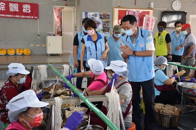 朱秋隆及后龙镇代会主席花丽卿16日一起感谢社区婆婆妈妈合力包爱心粽。（谢明俊摄）