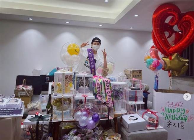 宋智孝40岁生日，和粉丝送的礼物大合照。（图／IG@ my_songjihyo）