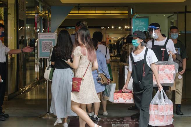 行政院拟推出振兴券，预计最快在10月初有机会上路。（示意图/邓博仁摄）