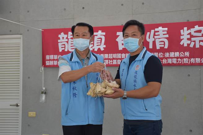 水尾里长梁清文（右）担纲与其它4里包出1 万颗爱心肉粽。（谢明俊摄）