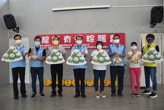 后龙镇每年举办爱心肉粽送弱势。（谢明俊摄）