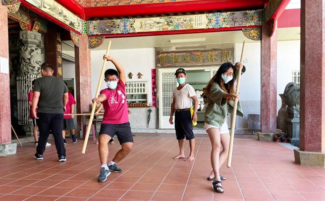 屏大学生体验大光社区宋江阵，并尝试导入游程，丰富旅游厚度。（屏大提供／林和生屏东传真）