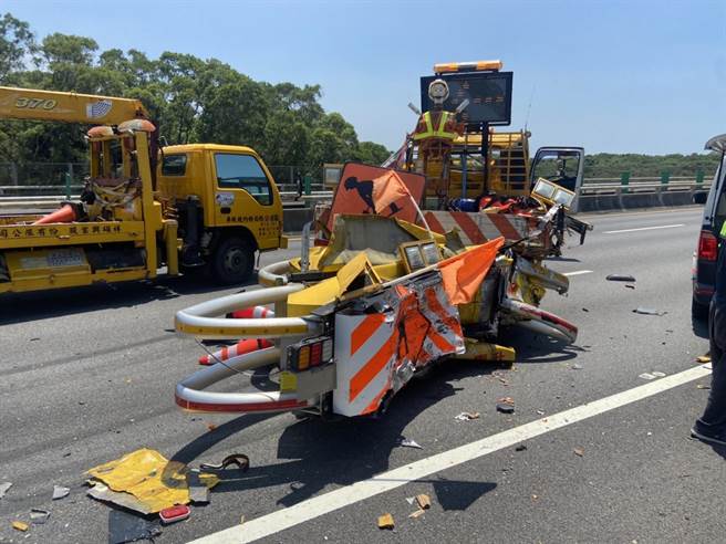 國道3號高速公路南下106公里、新竹茄苳交流道附近路段，16日中午發生1起大貨車撞上前方執行公務的緩撞車意外。（新竹市消防局提供／陳育賢新竹傳真）