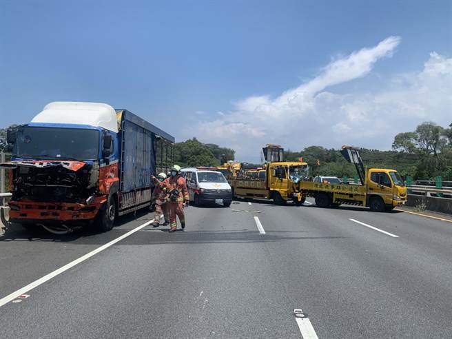 國道3號高速公路南下106公里、新竹茄苳交流道附近路段，16日中午發生1起大貨車撞上前方執行公務的緩撞車意外。（新竹市消防局提供／陳育賢新竹傳真）