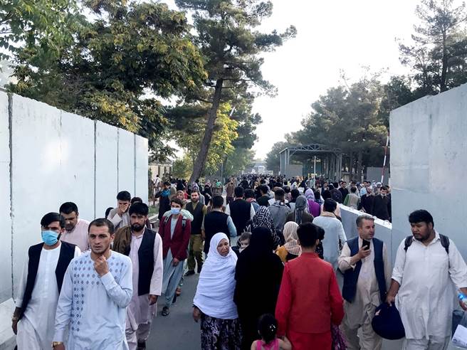 大批阿富汗民眾湧入喀布爾機場造成混亂，迫使美軍對空鳴槍，更傳出有5人死亡。圖為大批阿富汗民眾湧入喀布爾機場的畫面。（圖／路透社）