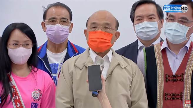 民进党内部传出来的消息称，是英系立委、正国会和新潮流人士设计利诱苏贞昌赴总统官邸，一向｢衝衝衝｣惯了的苏贞昌，在四面大军压境之下，不得不低头改弦更张，免去缴交1000元的麻烦。（图／中时新闻网直播画面）