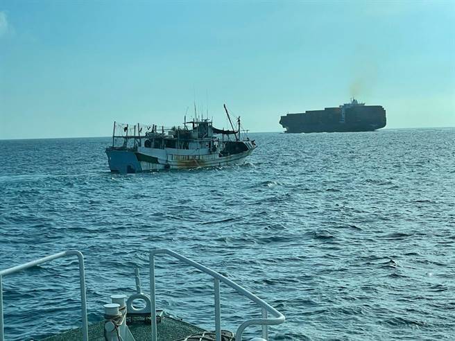 彰化崙尾湾西方14浬处「鳌兴36」渔船，16日发生印尼籍船员落海案，海巡署中部分署已经海空大搜救。（海巡署中部分署提供／吴敏菁彰化传真）