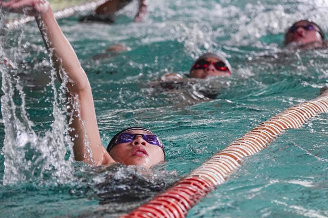 新北市目前9月1日開學以實體授課為原則，新北市教育局今公布開學防疫措施規定。（示意圖，黃子明攝）