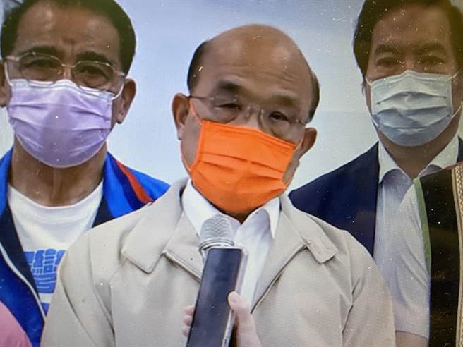 苏贞昌16日下午至新店溪洲聚落受访，说明全民免费领五倍券　不用付1000元的原因（翻摄自政院提供的直播影像／戴上容新北传真）