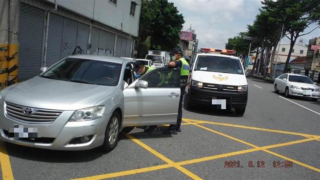 王姓老翁於12日中午自駕駛行經台中市神岡區中山路段時，突然陷入昏迷。（台中市警察局提供／張妍溱台中傳真）