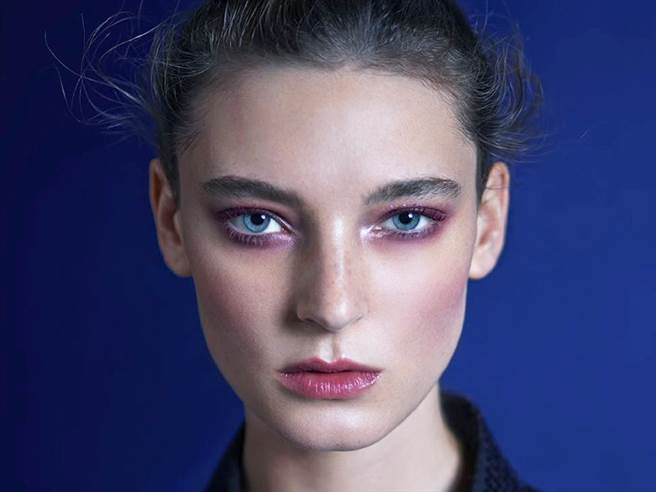 ADDICTION、NARS、Poppy21罌粟狂想、too cool for school推出百搭的眼影盘，图中为ADDICTION魅瘾眼采盘示范妆容。（图／品牌提供）