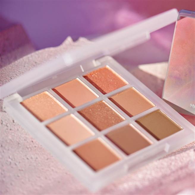 too cool for school TAG 迷幻仙境九宫格眼影盘。（图／品牌提供）