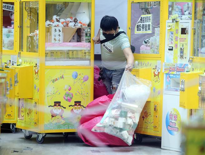 北市原拍板夹娃娃机需专人随时在场盯才可营业，台北市长柯文哲16日表示即日起再放宽，每1小时定时去清消，不用派专人随时盯现场，但要有监视器、广播系统。（示意图，陈怡诚摄）