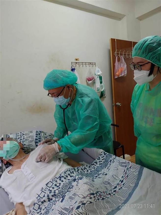 公費接種第8、9類且符合失能等級7至8級的失能者，即是19歲以上不便出門、失能、臥病在家並居住在北市的民眾，北市有接種機動隊19日起到宅服務打疫苗。（北市衛生局提供／游念育台北傳真）