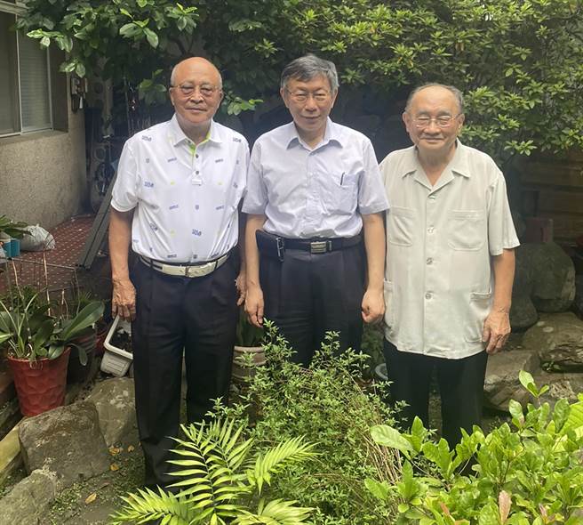 民眾党主席、台北市长柯文哲（中），15日低调到南投参与活动，拜会南投医界大老汪清（右）、鸿海创办人郭台铭妻子曾馨莹堂哥曾惠腾（左）。（读者提供／黄国峰南投传真）