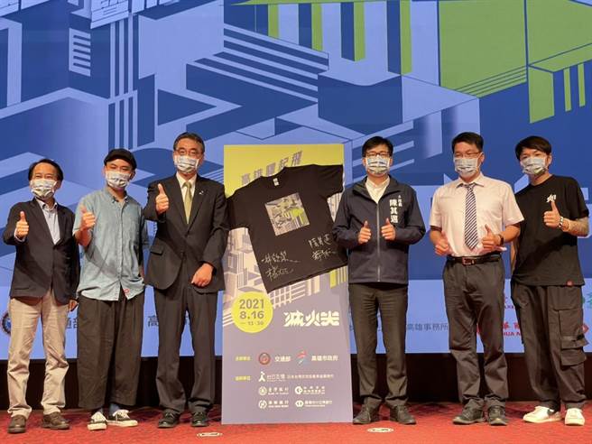 高市府特地找来金曲奖乐团「灭火器」为帝冠车站创作专属主题曲「高雄驿起飞」，灭火器乐团16日在寒轩国际大饭店举办新歌发表暨MV首映会。（洪浩轩摄）