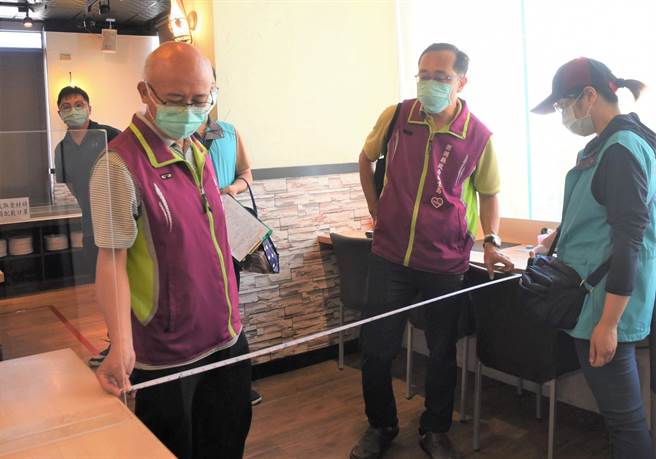 澎湖县率先全国18日起餐厅内用取消隔板及1.5公尺社交距离等。（陈可文摄）