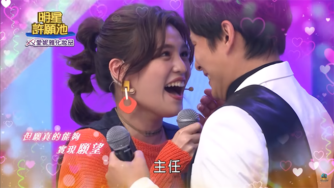 孫協志（右）和夏宇童放閃「磨鼻子」。（民視提供）