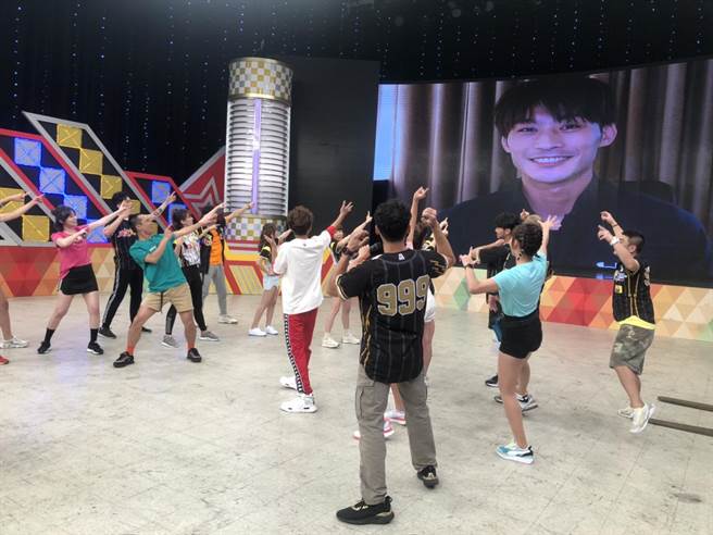 《綜藝大集合》視訊連線楊勇緯。（民視提供）