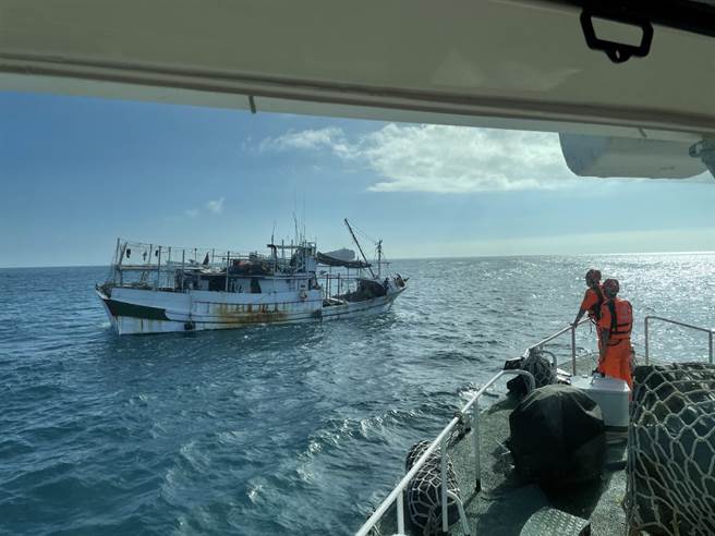 彰化崙尾灣西方14浬處「鰲興36」漁船印尼籍船員落海，海巡署中部分署派員搜救。（海巡署中部分署第三岸巡隊提供／陳淑娥台中傳真）