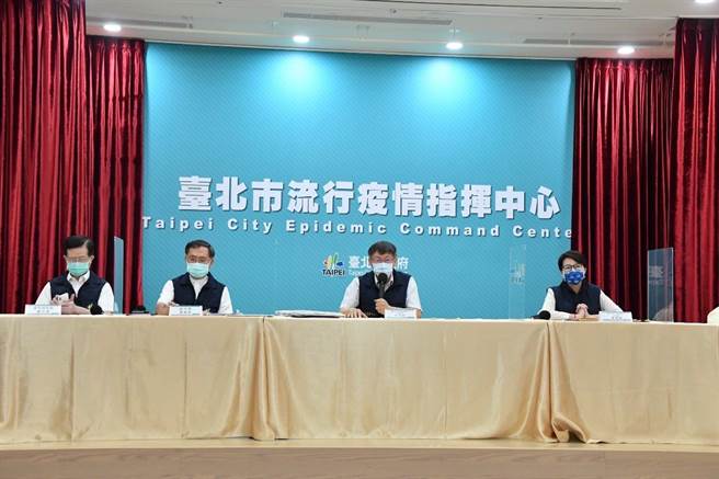 台北市長柯文哲（中）、北市副市長蔡炳坤（左二）、北市副市長黃珊珊（右）。（北市府提供／張穎齊台北傳真）