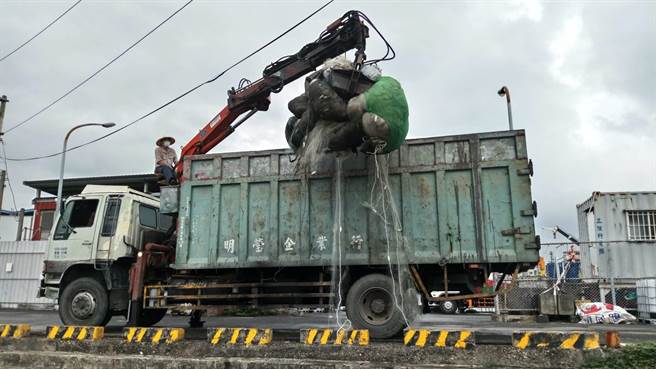 高雄市海洋局與各區漁會合作，共同清理海廢。（高雄市海洋局提供／林瑞益高雄傳真）