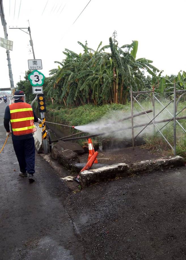 屏县再传日本脑炎确诊个案，卫生局于个案居住地及工作地附近喷药防治。（屏县卫生局提供／林和生屏东传真）