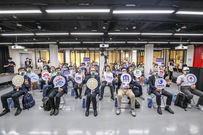 高雄軟體園區第二期開發計畫正在招商中，今（16）日經濟部與高市經發局聯手，在台北digiBlock C數位創新基地舉辦招商說明會，吸引逾200家業者參與。（柯宗緯翻攝）