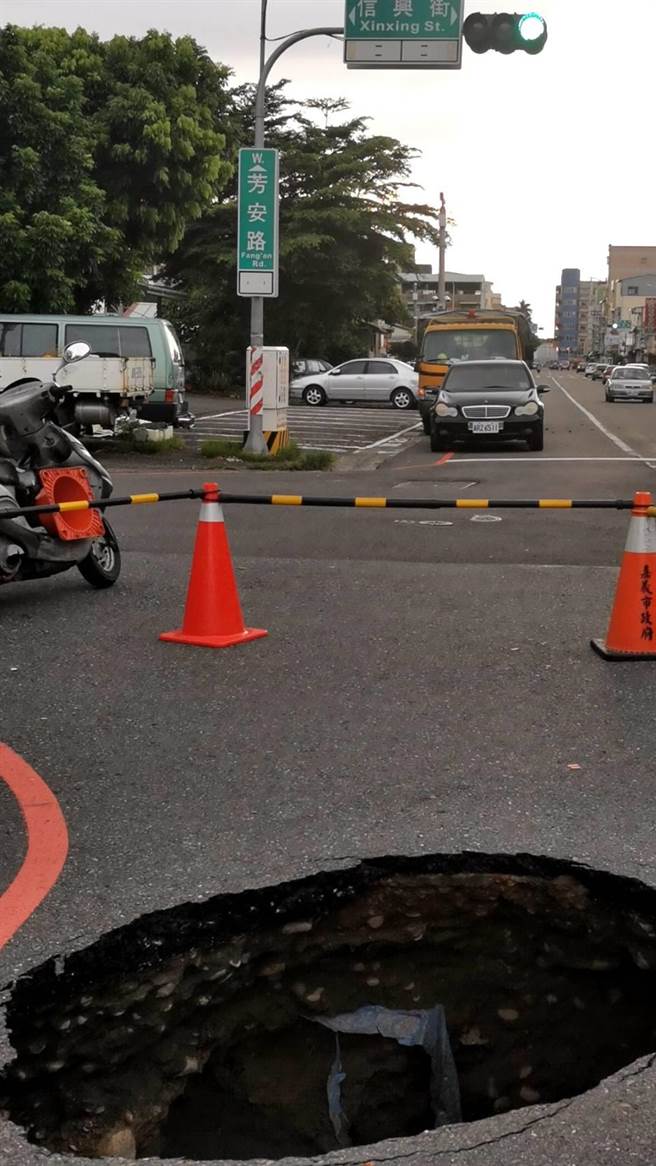 嘉义市东区信兴街、芳安路口今天下午出现约2米深的大天坑。（陈家平议员提供）