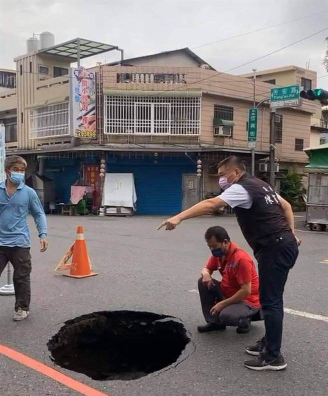 嘉义市议员陈家平察看信兴街、芳安路口路面大天坑抢修情形。（陈家平议员提供）