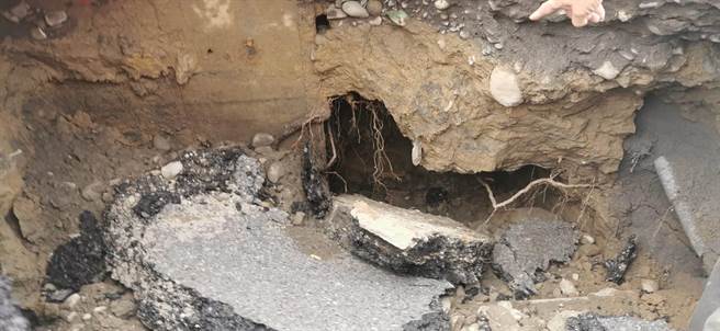 信兴街、芳安路口路面大坑洞路基塌陷情况。（陈家平议员提供）