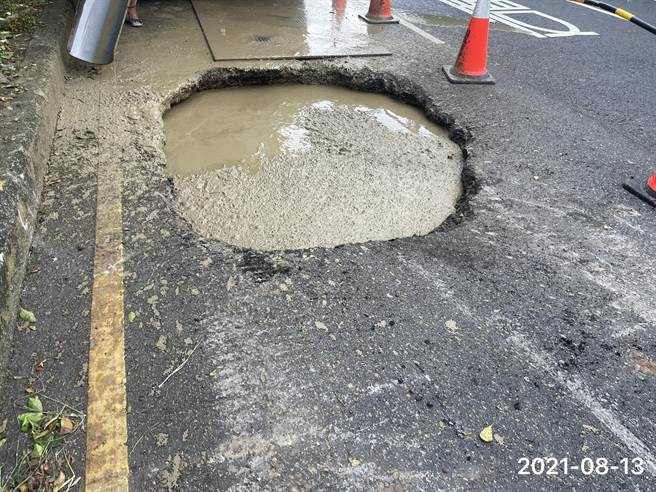 嘉义市新民路一处大天坑初步回填抢修。（嘉义市政府工务处提供）