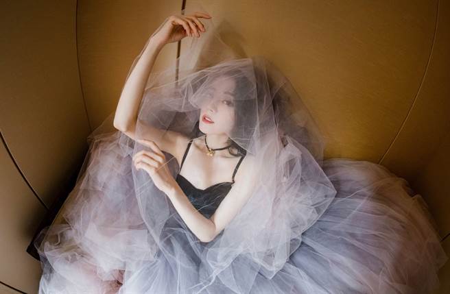 迪丽热巴以盛世美顏闻名。(翻摄自嘉行迪丽热巴微博)