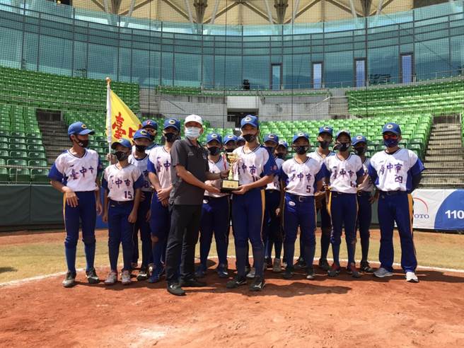 台中市府運動局代表市長盧秀燕恭賀，肯定小球員們奮發圖強的精神。（台中市府提供／盧金足台中傳真）