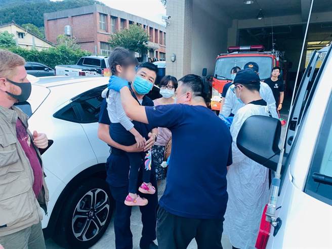 头份警分局蓬莱所员警协助女童就医。（头份警分局提供／谢明俊苗栗传真）