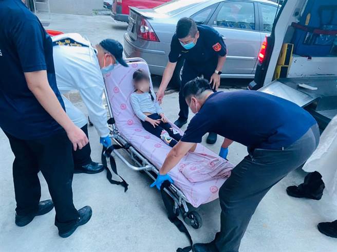 头份警分局蓬莱所员警协助女童就医。（头份警分局提供／谢明俊苗栗传真）