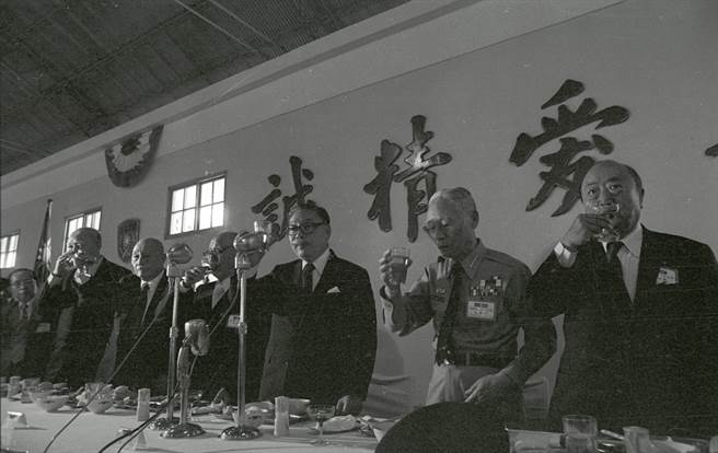 1975年，陸軍軍官學校五十一週年校慶，時任行政院長蔣經國在陸軍軍官學生餐廳，與陸軍官校全體師生、中外高級將領及來賓四千餘人，舉行大會餐。(姚琢奇攝)★中時新聞網關心您：飲酒過量有礙健康！開車不喝酒，喝酒不開車，禁止酒駕。★