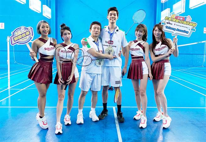 郭子乾、陳大天巧扮麟洋配，並搭配樂天女孩，直播行銷台東 。（台東縣政府提供）