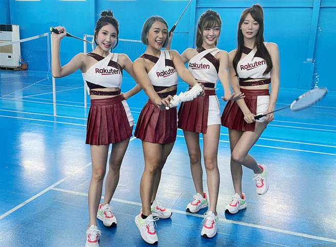 郭子乾、陳大天巧扮麟洋配，並搭配樂天女孩，直播行銷台東 。（台東縣政府提供）