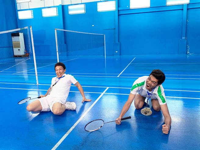 郭子乾、陳大天巧扮麟洋配，並搭配樂天女孩，直播行銷台東 。（台東縣政府提供）