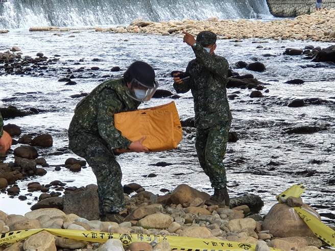 龟山河床惊见火箭炮，警警戒、军携回，解除危机。(翻摄照片／蔡依珍桃园传真)