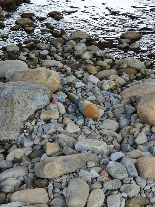 龟山河床惊见火箭炮，警警戒、军携回，解除危机。(翻摄照片／蔡依珍桃园传真)