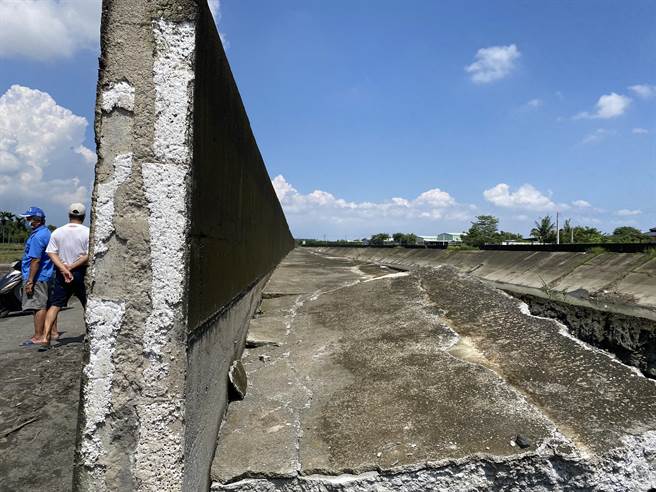 麟洛大排因豪雨造成溃堤60公尺，当地村长庄裕新回忆当时心有余悸地说，真的是跑给水追。(林和生摄)