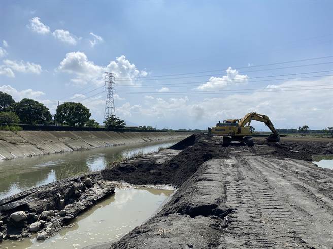 麟洛大排因豪雨造成溃堤，屏县府正积极修復。(林和生摄)
