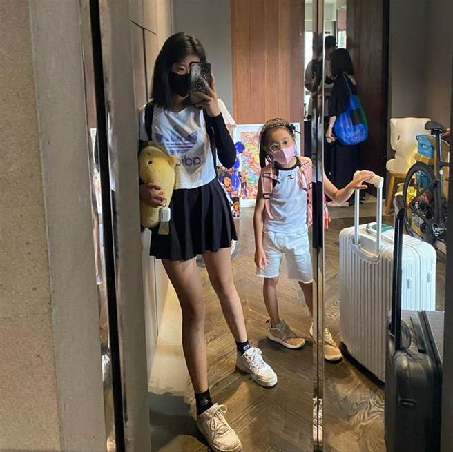 梧桐妹6月满16岁了，一双大长腿遗传妈妈的美女基因。（图／翻摄自IG）