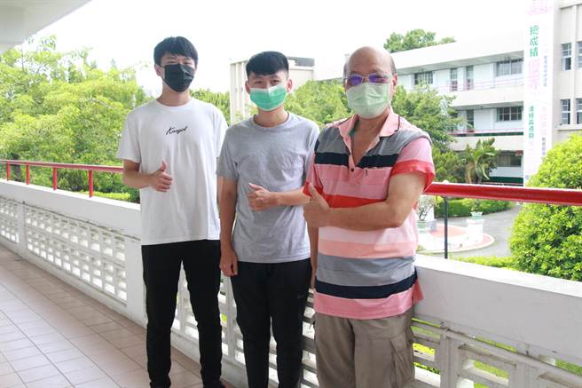 左起为邱郁翔、吴逸彬、导师蔡璋嵘。（南光高中提供／张毓翎台南传真）