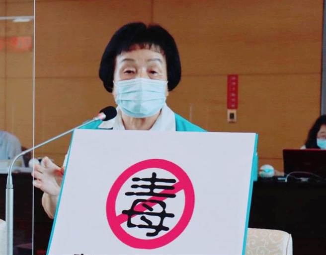 市議員張瀞分今天質詢時，要求警察局要加強查緝，防堵毒品進入校園。（陳世宗攝）