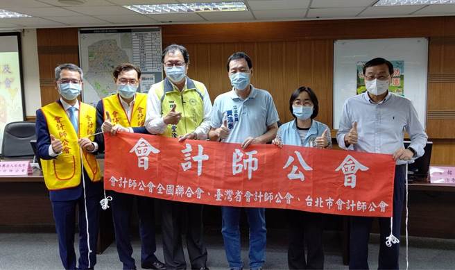 立委费鸿泰、曾铭宗与台北市会计师公会联合爱心活动，送暖社福团体及家庭。（立委费鸿泰提供）