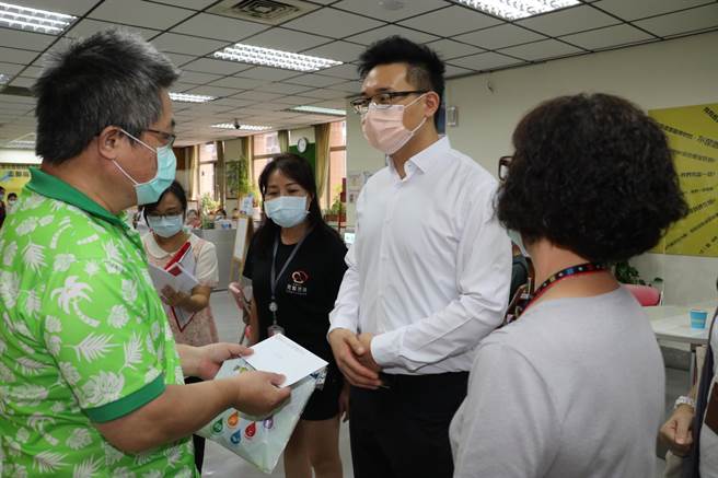 蕭姓個案（左）說比較希望獲得工作機會  以自立自強  基金會董事林柏岳（中）表示會協助媒合（戴上容攝）