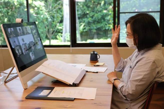 与东奥选手视讯，蔡英文听取对体育政策的想法。取自蔡英文脸书